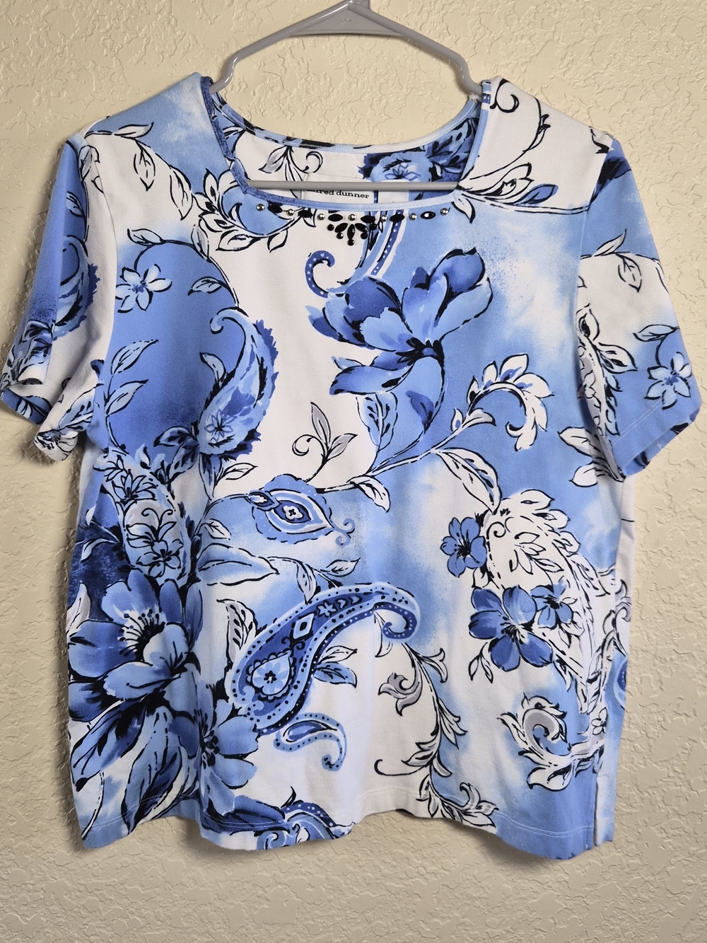 Alfred Dunner Short Sleeve Knit, crew neck with beaded/rhinestone Size M